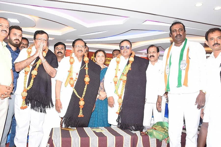 ತುಮಕೂರಿನಲ್ಲಿ ಮಂಗಳವಾರ ನಡೆದ ಗೊಲ್ಲ ಸಮುದಾಯದ ಮುಖಂಡರ ಸಭೆಯಲ್ಲಿ ಸಚಿವರಾದ ಕೆ.ಎನ್.ರಾಜಣ್ಣ, ಜಿ.ಪರಮೇಶ್ವರ, ಮುಖಂಡ ಎಂ.ಸಿ.ವೇಣುಗೋಪಾಲ್, ಕಾಂಗ್ರೆಸ್ ಜಿಲ್ಲಾ ಘಟಕದ ಅಧ್ಯಕ್ಷ ಚಂದ್ರಶೇಖರ್ಗೌಡ, ರಾಜ್ಯ ಕೃಷಿಕ ಸಮಾಜದ ಕಾರ್ಯಾಧ್ಯಕ್ಷ ಪಾಪಣ್ಣ, ಷಣ್ಮುಖಪ್ಪ, ಮಹಾಲಿಂಗಪ್ಪ ಇತರರು ಉಪಸ್ಥಿತರಿದ್ದರು