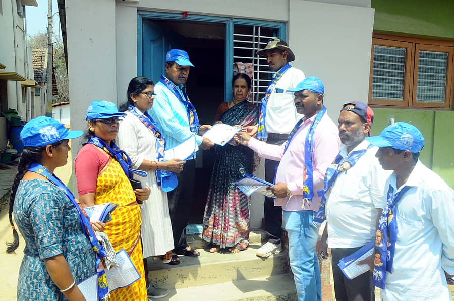 ಬಹುಜನ ಸಮಾಜ ಪಕ್ಷದ ಅಭ್ಯರ್ಥಿ ಕೆ.ಟಿ.ರಾಧಾಕೃಷ್ಣ ಅವರು ಹಿರೇಮಗಳೂರಿನಲ್ಲಿ ಮನೆ ಮನೆಗೆ ಹೋಗಿ ಮತದಾರರಲ್ಲಿ ಮತ ಯಾಚಿಸಿದರು