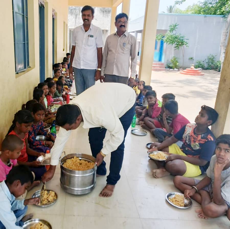 ಯಳಂದೂರು ತಾಲ್ಲೂಕಿನ ಕೃಷ್ಣಪುರ ಸರ್ಕಾರಿ ಶಾಲೆಯಲ್ಲಿ ಮಕ್ಕಳಿಗೆ ಬಿಸಿಯೂ‌ಟ ಬಡಿಸುತ್ತಿರುವುದು 

