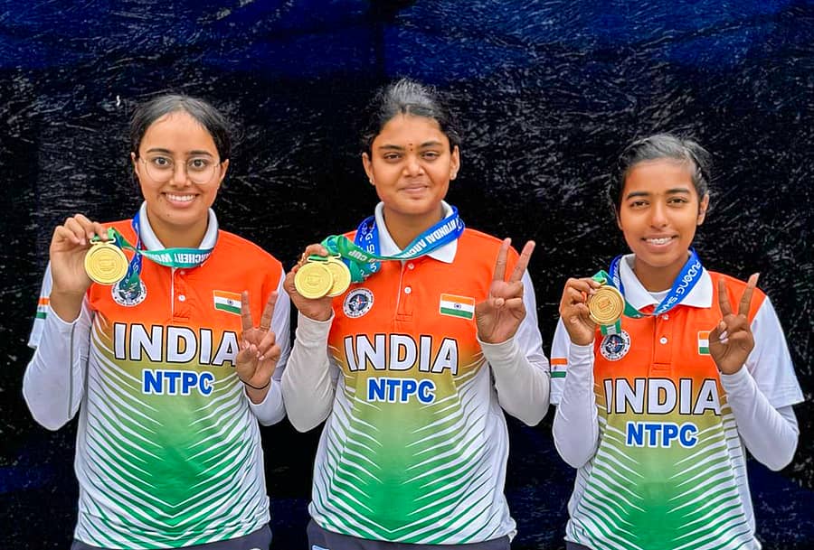 ಮಹಿಳೆಯರ ಕಾಂಪೌಂಡ್ ವಿಭಾಗದಲ್ಲಿ (ಎಡದಿಂದ) ಚಿನ್ನ ಗೆದ್ದ ಪರಿಣಿತಿ ಕೌರ್, ಜ್ಯೋತಿ ಸುರೇಖಾ ವೆಣ್ಣಮ್ ಮತ್ತು ಅದಿತಿ ಸ್ವಾಮಿ –ಪಿಟಿಐ ಚಿತ್ರ