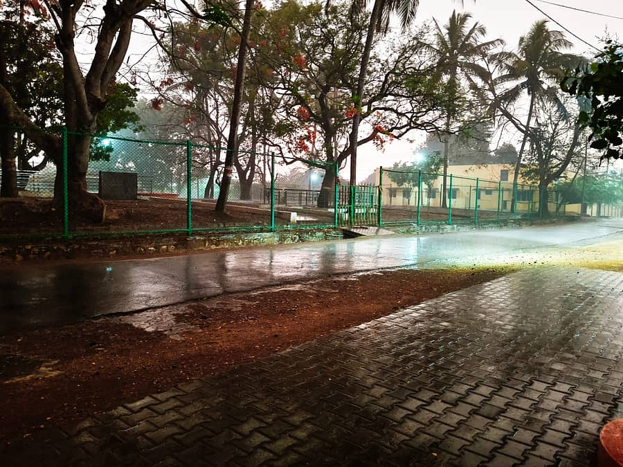 ಕುಶಾಲನಗರ ಪಟ್ಟಣದಲ್ಲಿ ಶುಕ್ರವಾರ ಸಂಜೆ ಸಾಧಾರಣ ಮಳೆ ಸುರಿಯಿತು