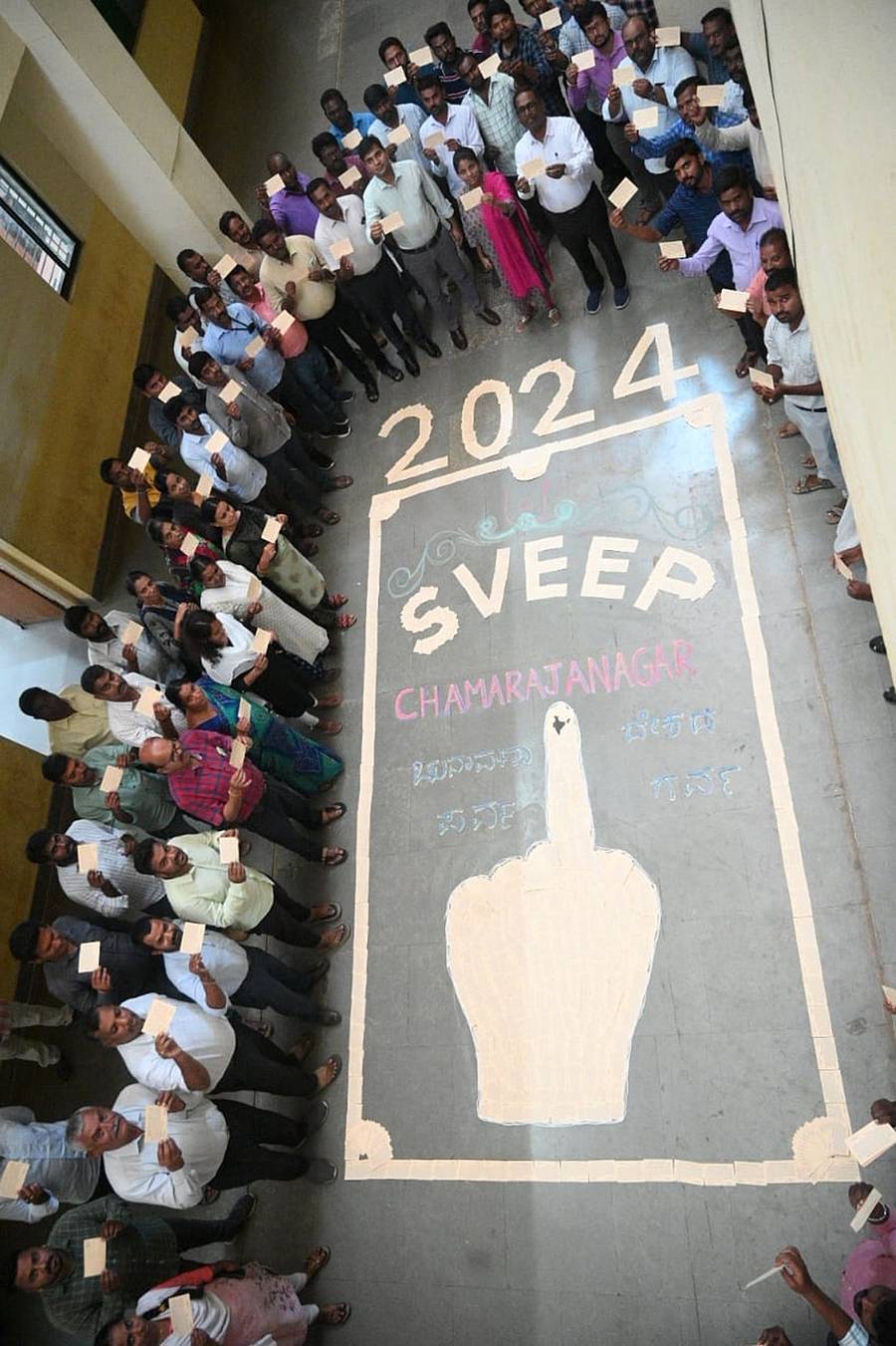 ಜಿಲ್ಲಾಡಳಿತ, ಜಿಲ್ಲಾ ಪಂಚಾಯಿತಿ, ಜಿಲ್ಲಾ ಸ್ವೀಪ್ ಸಮಿತಿಯಿಂದ ಹಮ್ಮಿಕೊಂಡಿದ್ದ ಅಂಚೆ ಪತ್ರ ಅಭಿಯಾನ ಕಾರ್ಯಕ್ರಮದಲ್ಲಿ ಜಿಲ್ಲಾ ಪಂಚಾಯಿತಿ ಸಿಇಒ ಹಾಗೂ ಇತರ ಅಧಿಕಾರಿಗಳು ಅಂಚೆ ಪತ್ರ ಪ್ರದರ್ಶಿಸಿದರು