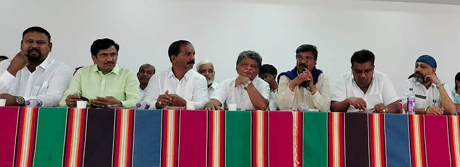 ರಾಮನಗರದಲ್ಲಿ ಶುಕ್ರವಾರ ನಡೆದ ಸುದ್ದಿಗೋಷ್ಠಿಯಲ್ಲಿ ಕರ್ನಾಟಕ ಶೋಷಿತ ವರ್ಗಗಳ ಮಹಾ ಒಕ್ಕೂಟದ ರಾಜ್ಯ ಸಂಚಾಲಕ ಮಾವಳ್ಳಿ ಶಂಕರ್ ಮಾತನಾಡಿದರು. ಮತ್ತೊಬ್ಬ ಸಂಚಾಲಕ ಅನಂತನಾಯಕ್, ಕರ್ನಾಟಕ ಶೋಷಿತ ವರ್ಗಗಳ ಸಮಿತಿ ರಾಜ್ಯ ಪ್ರಧಾನ ಸಂಚಾಲಕ ಕೆ.ಎಂ. ರಾಮಚಂದ್ರಪ್ಪ, ಜನ ಜಾಗೃತಿ ವೇದಿಕೆ ಅಧ್ಯಕ್ಷ ಕೆ. ಶೇಷಾದ್ರಿ ಶಶಿ ಹಾಗೂ ಇತರರು ಇದ್ದಾರೆ