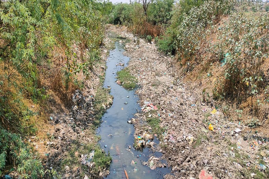 ಲಕ್ಷ್ಮೇಶ್ವರ ತಾಲ್ಲೂಕಿನ ಅಡರಕಟ್ಟಿ ಗ್ರಾಮದಲ್ಲಿ ಹರಿಯುವ ಲಂಡಿಹಳ್ಳ