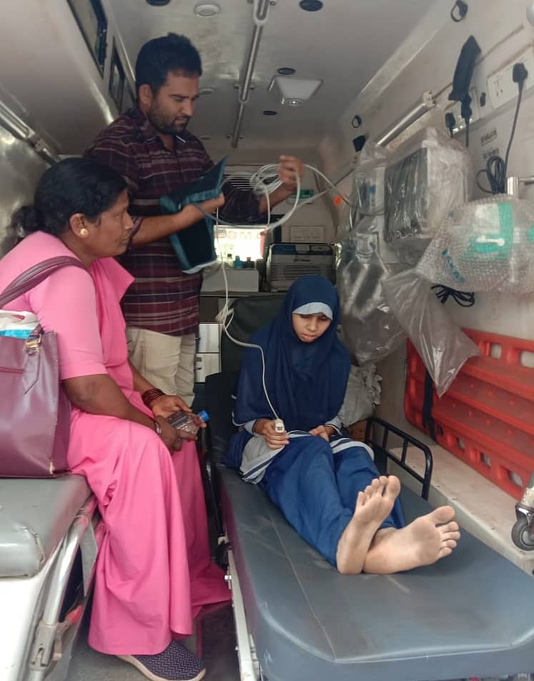 ಬೆಳಗಾವಿಯ ಅಂಜುಮನ್ ಆಂಗ್ಲ ಮಾಧ್ಯಮ ಪ್ರೌಢಶಾಲೆಯ ಕೇಂದ್ರದಲ್ಲಿ ಮಂಗಳವಾರ ಎಸ್ಸೆಸ್ಸೆಲ್ಸಿ ಪರೀಕ್ಷೆ ಬರೆಯುತ್ತಿದ್ದಾಗ ಅಸ್ವಸ್ಥಗೊಂಡ ವಿದ್ಯಾರ್ಥಿನಿಗೆ ಆಂಬುಲೆನ್ಸ್ನಲ್ಲಿ ಚಿಕಿತ್ಸೆ ನೀಡಲಾಯಿತು