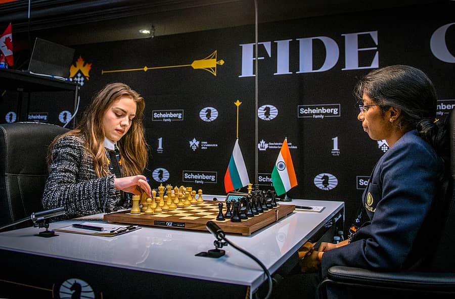 <div class="paragraphs"><p>ಬಲ್ಗೇರಿಯಾದ ನುರ್ಗ್ಯುಲ್ ಸಲಿಮೋವಾ ಎದುರು ಆಡಿದ ವೈಶಾಲಿ (ಬಲಗಡೆ). ಪಿಟಿಐ ಚಿತ್ರ</p></div>