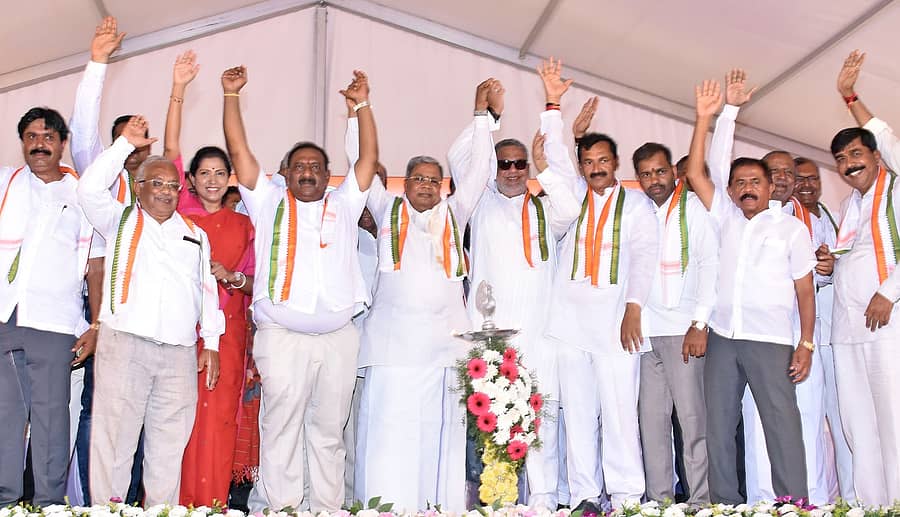 ಮಂಚೇಗೌಡನಕೊಪ್ಪಲಿನಲ್ಲಿ ಮಂಗಳವಾರ ನಡೆದ ಕಾಂಗ್ರೆಸ್ ಪ್ರಚಾರ ಸಭೆಯಲ್ಲಿ ಮುಖ್ಯಮಂತ್ರಿ ಸಿದ್ದರಾಮಯ್ಯ ಪಕ್ಷದ ನಾಯಕರೊಂದಿಗೆ ಶಕ್ತಿ ಪ್ರದರ್ಶಿಸಿದರು. ಆರ್. ಮೂರ್ತಿ, ಪುಷ್ಪಾ ಅಮರನಾಥ್, ಕೆ. ಹರೀಶ್ ಗೌಡ, ತನ್ವೀರ್ ಸೇಠ್, ಎಂ. ಲಕ್ಷ್ಮಣ, ಡಿ. ರವಿಶಂಕರ್ ಹಾಗೂ ಎಂ.ಕೆ. ಸೋಮಶೇಖರ್ ಜೊತೆಗಿದ್ದರು