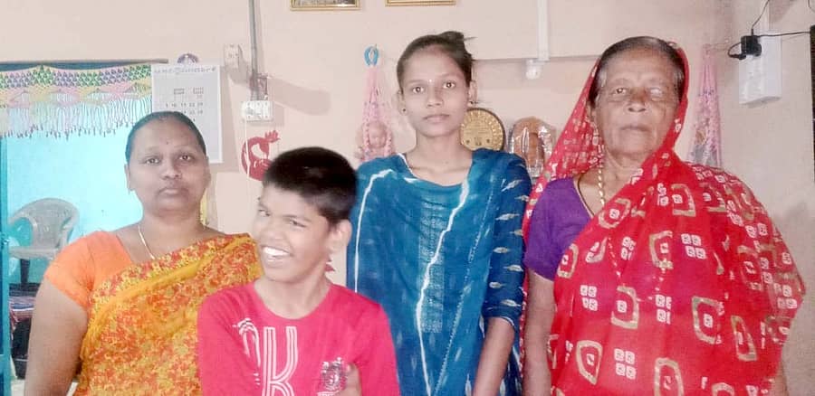 <div class="paragraphs"><p>ದ್ವಿತೀಯ ಪಿಯುಸಿ ವಾಣಿಜ್ಯ ವಿಭಾಗದಲ್ಲಿ ರಾಜ್ಯಕ್ಕೆ 9ನೇ ಸ್ಥಾನ, ಜಿಲ್ಲೆಗೆ 3ನೇ ಹಾಗೂ ತಾಲ್ಲೂಕಿಗೆ ಮೊದಲ ರ್ಯಾಂಕ್ ಪಡೆದ ತೇರದಾಳದ ಜೆವಿ ಮಂಡಳದ ಪಿಯು ಕಾಲೇಜಿನ ವಿದ್ಯಾರ್ಥಿನಿ ಅಕ್ಷತಾ ಸಾರಾಪೂರ ಅವರ ಕುಟುಂಬಸ್ಥರೊಂದಿಗೆ</p></div>