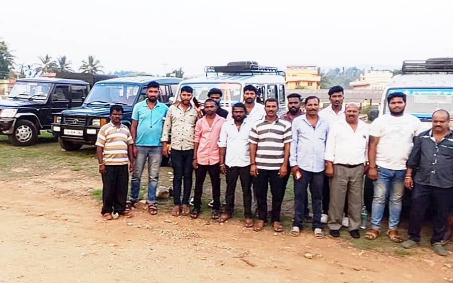 ಮೂಡಿಗೆರೆಯ ಡಿ.ಎಸ್ ಬಿಳೀಗೌಡ ಸರ್ಕಾರಿ ಪ್ರಥಮ ದರ್ಜೆ ಕಾಲೇಜು ಮುಂಭಾಗದಲ್ಲಿ ಗುರುವಾರ ಚುನಾವಣಾ ಕಾರ್ಯಕ್ಕೆ ತೆರಳಲು ಸಜ್ಜಾಗಿದ್ದ ಮತದಾನ ವಂಚಿತ ಖಾಸಗೀ ವಾಹನಗಳ ಚಾಲಕರು