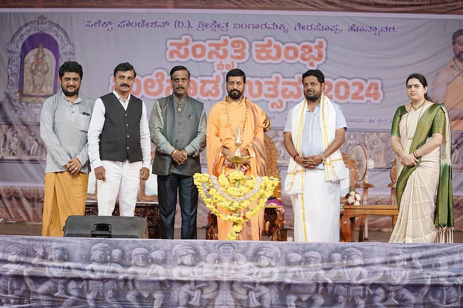 ಹೊನ್ನಾವರ ತಾಲ್ಲೂಕಿನ ಶ್ರೀಕ್ಷೇತ್ರ ಬಂಗಾರಮಕ್ಕಿಯಲ್ಲಿ ನಡೆದ ಮಲೆನಾಡು ಉತ್ಸವ ಕಾರ್ಯಕ್ರಮವನ್ನು ಕ್ಷೇತ್ರದ ಧರ್ಮಾಧಿಕಾರಿ ಮಾರುತಿ ಗುರೂಜಿ ಉದ್ಘಾಟಿಸಿದರು