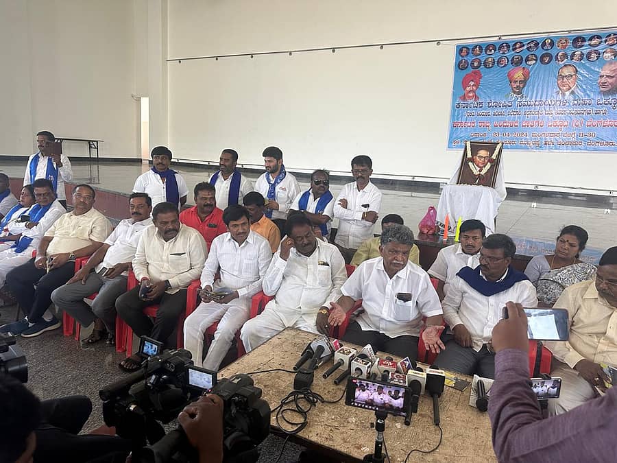 ಆನೇಕಲ್ ತಾಲ್ಲೂಕಿನ ಚಂದಾಪುರದಲ್ಲಿ ಕರ್ನಾಟಕ ಶೋಷಿತ ಸಮುದಾಯಗಳ ಮಹಾ ಒಕ್ಕೂಟ, ಕರ್ನಾಟಕ ರಾಜ್ಯ ಹಿಂದುಳಿದ ಜಾತಿಗಳ ಒಕ್ಕೂಟದ ಸಹಯೋಗದಲ್ಲಿ ಮುಖಂಡರ ಸಭೆಯ ನಡೆಸಲಾಯಿತು