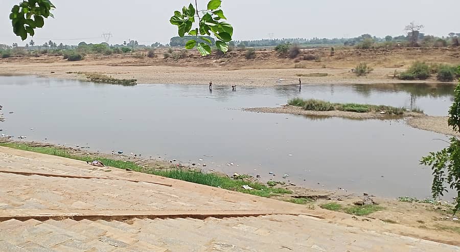 ಮುಂಡರಗಿ ತಾಲ್ಲೂಕಿನ ಈರಣ್ಣನ ಗುಡ್ಡದ ಮುಂದೆ ಸಂಪೂರ್ಣವಾಗಿ ಬರಿದಾಗಿದ್ದ ತುಂಗಭದ್ರಾ ನದಿಯಲ್ಲಿ ಮತ್ತೆ ನೀರು ಹರಿಯುತ್ತಿದೆ