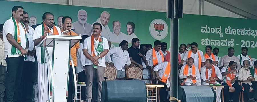 ಕೆ.ಆರ್.ಪೇಟೆಯ ಪುರಸಭಾ ಮೈದಾನದಲ್ಲಿ ಬುಧವಾರ ಆಯೋಜಿಸಿದ್ದ ಬೃಹತ್ ಪ್ರಚಾರ ಸಭೆಯನ್ನು ಉದ್ದೇಶಿಸಿ ಮೈತ್ರಿ ಅಭ್ಯರ್ಥಿ ಎಚ್.ಡಿ.ಕುಮಾರಸ್ವಾಮಿ ಅವರು ಮಾತನಾಡಿದರು