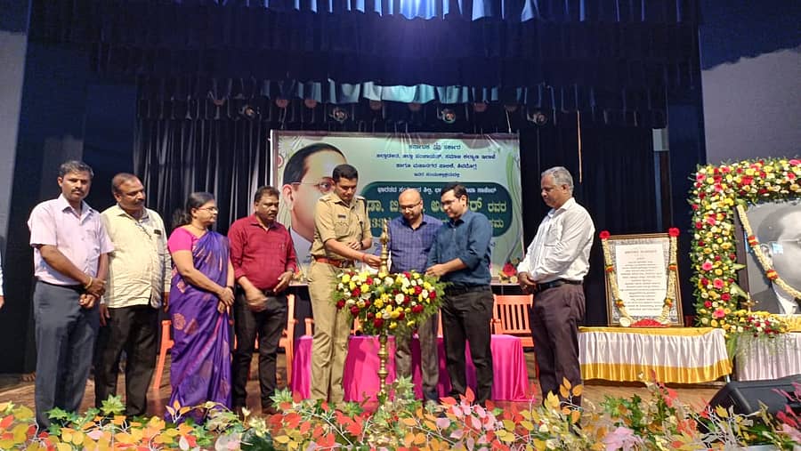 ಶಿವಮೊಗ್ಗದಲ್ಲಿ ಭಾನುವಾರ ಡಾ.ಬಿ.ಆರ್.ಅಂಬೇಡ್ಕರ್ ಜಯಂತಿಯನ್ನು ಜಿಲ್ಲಾಧಿಕಾರಿ ಗುರುದತ್ತ ಹೆಗಡೆ ಉದ್ಘಾಟಿಸಿದರು