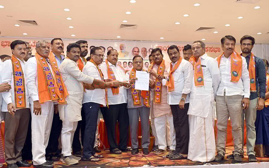 ರಾಯಚೂರಿನ ಖಾಸಗಿ ಹೋಟೆಲ್ನಲ್ಲಿ ಶನಿವಾರ ಬಿಜೆಪಿ ಜಿಲ್ಲಾ ಘಟಕದಿಂದ ಏರ್ಪಡಿಸಿದ್ದ ಸಂಘಟನಾತ್ಮಕ ಸಭೆಯಲ್ಲಿ ಬಿಜೆಪಿ ರಾಜ್ಯ ಉಸ್ತುವಾರಿ ರಾಧಾ ಮೋಹನದಾಸ ಅಗರವಾಲ್ ಅವರು ಹಾಲಿ ಸಂಸದ ರಾಜಾ ಅಮರೇಶ್ವರ ನಾಯಕ ಅವರಿಗೆ ಬಿ–ಫಾರಂ ನೀಡಿದರು. ಡಾ.ಶಿವರಾಜ ಪಾಟೀಲ, ಬಿ.ವಿ.ನಾಯಕ, ತಿಪ್ಪರಾಜು ಹವಲ್ದಾರ್, ಬಸನಗೌಡ ಬ್ಯಾಗವಾಟ್ ಉಪಸ್ಥಿತರಿದ್ದರು