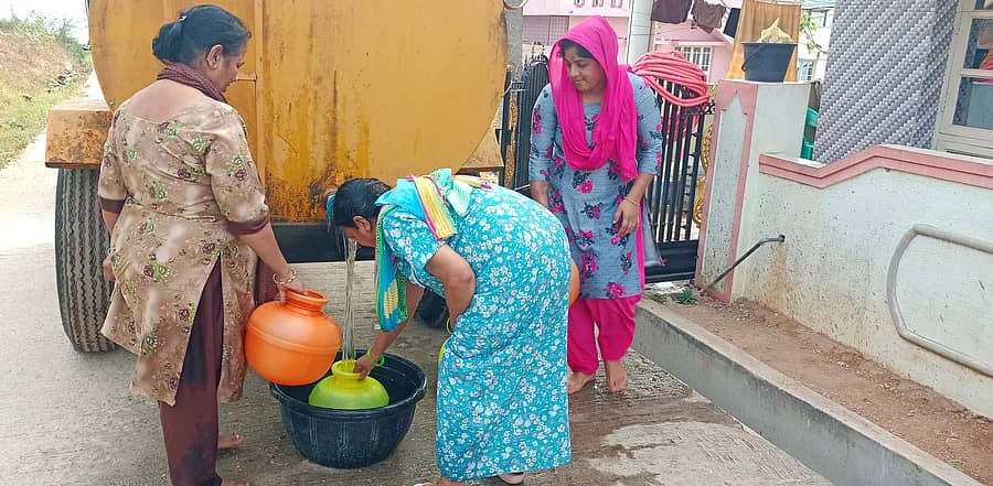 ಆಲೂರು ಪಟ್ಟಣ ಪಂಚಾಯಿತಿ ವ್ಯಾಪ್ತಿಯಲ್ಲಿ ಟ್ಯಾಂಕರ್ ಮೂಲಕ ಕುಡಿಯುವ ನೀರು ಸರಬರಾಜು ಮಾಡುತ್ತಿರುವುದು.