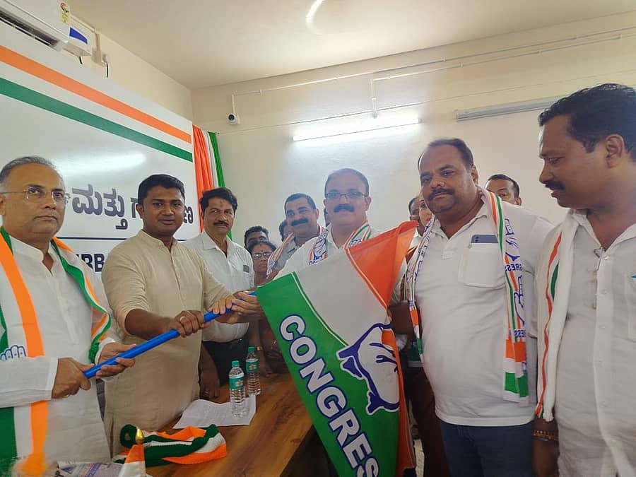 ಜಿಎಸ್ಬಿ ಮುಖಂಡ ಕೆ.ಪ್ರಕಾಶ್ ಶೆಣೈ ಅವರನ್ನು ಸಚಿವ ದಿನೇಶ್ ಗುಂಡೂರಾವ್ ಪಕ್ಷದ ಧ್ವಜ ನೀಡಿ ಕಾಂಗ್ರೆಸ್ಗೆ ಸೇರ್ಪಡೆಗೊಳಿಸಿದರು