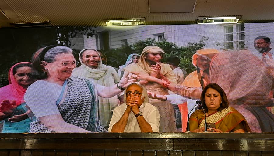 ನವದೆಹಲಿಯ ಕಾಂಗ್ರೆಸ್ ಕೇಂದ್ರ ಕಚೇರಿಯಲ್ಲಿ ಲೋಕಸಭಾ ಚುನಾವಣೆಗಾಗಿ ಪಕ್ಷದ ಪ್ರಚಾರ ಗೀತೆಯನ್ನು ಪಕ್ಷದ ಪ್ರದಾನ ಕಾರ್ಯದರ್ಶಿ ಜೈರಾಮ್ ರಮೇಶ್ ಮತ್ತು ವಕ್ತಾರರಾದ ಸುಪ್ರಿಯಾ ಶ್ರೀನೇತ್ ಬಿಡುಗಡೆ ಮಾಡಿದರು.
ಪಿಟಿಐ ಚಿತ್ರ