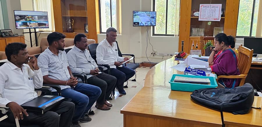 ಬಿಜೆಪಿಯ ಜಿ.ನಾರಾಯಣ ಪ್ರಸಾದ್ ಹಾಗೂ ಇತರ ಮುಖಂಡರು ಜಿಲ್ಲಾ ಚುನಾವಣಾಧಿಕಾರಿ ಶಿಲ್ಪಾ ನಾಗ್ ಅವರನ್ನು ಭೇಟಿ ಮಾಡಿ ದೂರು ಸಲ್ಲಿಸಿದರು