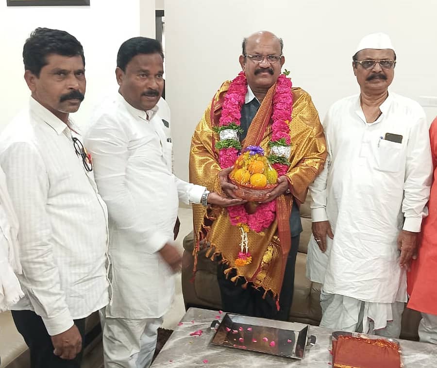 ಕಲಬುರಗಿಯಲ್ಲಿ ಬುಧವಾರ ಆರ್‌.ಡಿ. ಪಾಟೀಲರ ಮನೆಗೆ ಭೇಟಿ ನೀಡಿದ ಸಂಸದ ಡಾ.ಉಮೇಶ ಜಾಧವರ ಅವರನ್ನು ಮಹಾಂತೇಶ ಪಾಟೀಲ ಸನ್ಮಾನಿಸಿದರು