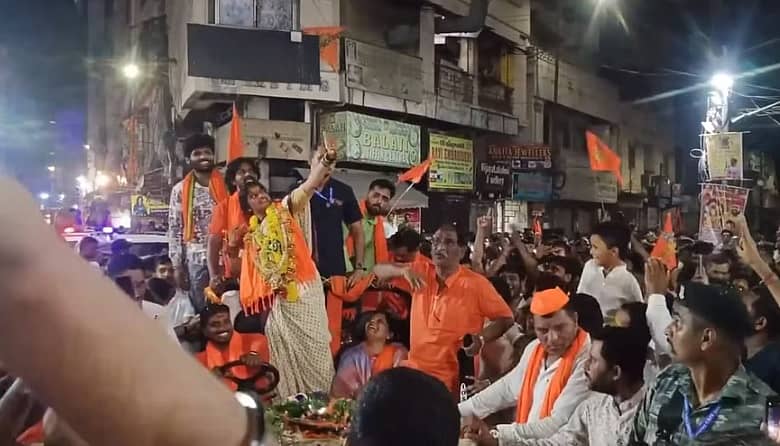 <div class="paragraphs"><p>ಮಾಧವಿ ಲತಾ ಅವರು ಮಸೀದಿಯತ್ತ ಬಾಣ ಬಿಡುತ್ತಿರುವಂತೆ ಸನ್ನೆ ಮಾಡುತ್ತಿರುವ ದೃಶ್ಯ</p></div>