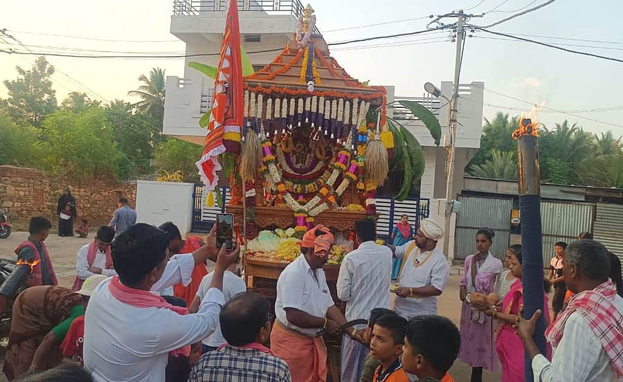 ನಾಯಕನಹಟ್ಟಿ ಪಟ್ಟಣದ ವಿಜಯ ವೀರಭದ್ರಸ್ವಾಮಿ ದೇವರ ವಾರ್ಷಿಕ ರಥೋತ್ಸವ ಮಂಗಳವಾರ ಅದ್ದೂರಿಯಾಗಿ ನೆರವೇರಿತು