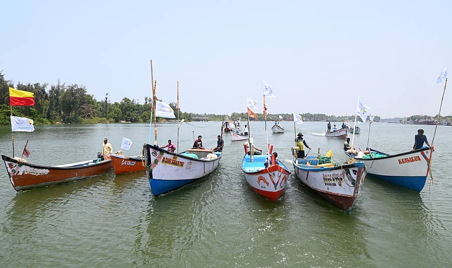 ಮತದಾನದ ಜಾಗೃತಿ ಮೂಡಿಸಲು ದಕ್ಷಿಣ ಕನ್ನಡ ಜಿಲ್ಲೆಯ ಸ್ವೀಪ್ ಸಮಿತಿ, ಮಂಗಳೂರು ಮಹಾನಗರ ಪಾಲಿಕೆ ಹಾಗೂ ಬೋಳೂರು ಮೊಗವೀರ ಮಹಾಸಭಾ ಆಶ್ರಯದಲ್ಲಿ ಪಲ್ಗುಣಿ ನದಿಯಲ್ಲಿ ಸುಲ್ತಾನ್ ಬತ್ತೇರಿಯಿಂದ ಬಂದರಿನವರೆಗೆ ದೋಣಿಗಳ ಮೆರವಣಿಗೆ (ಜಲಥಾನ್) ಸೋಮವಾರ ನಡೆಯಿತು - ಪ್ರಜಾವಾಣಿ ಚಿತ್ರ / ಫಕ್ರುದ್ಧೀನ್ ಎಚ್.