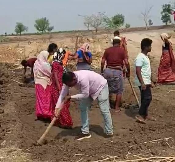 ನರಗುಂದ ತಾಲ್ಲೂಕಿನ ಕೊಣ್ಣೂರಿನ ನರೇಗಾ ಕೂಲಿಕಾರರಿಗೆ ಪಿಡಿಒ ಮಂಜುನಾಥ ಗಣಿ ಅವರು ಸ್ವತಃ ತಾವೇ ಅಳತೆಗೆ ತಕ್ಕ ಗುಂಡಿ ತೋಡಿ ಮಾದರಿಯಾದರು