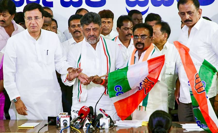 <div class="paragraphs"><p>ಉಪಮುಖ್ಯಮಂತ್ರಿ ಡಿ.ಕೆ. ಶಿವಕುಮಾರ್ ಅವರ ಸಮ್ಮುಖದಲ್ಲಿ ಕೆ.ಪಿ.ನಂಜುಂಡಿ ಕಾಂಗ್ರೆಸ್ಗೆ ಸೇರಿದರು.</p></div>