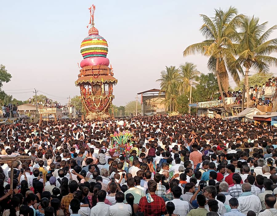 ಹರಪನಹಳ್ಳಿ ತಾಲ್ಲೂಕು ಚಿಗಟೇರಿ ಗ್ರಾಮದಲ್ಲಿ ಭಾನುವಾರ ಮೂಲಾ ನಕ್ಷತ್ರದಲ್ಲಿ ಜರುಗಿದ ರಥೋತ್ಸವದ ವೇಳೆ ನೆರೆದಿದ್ದ ಜನಸ್ತೋಮ