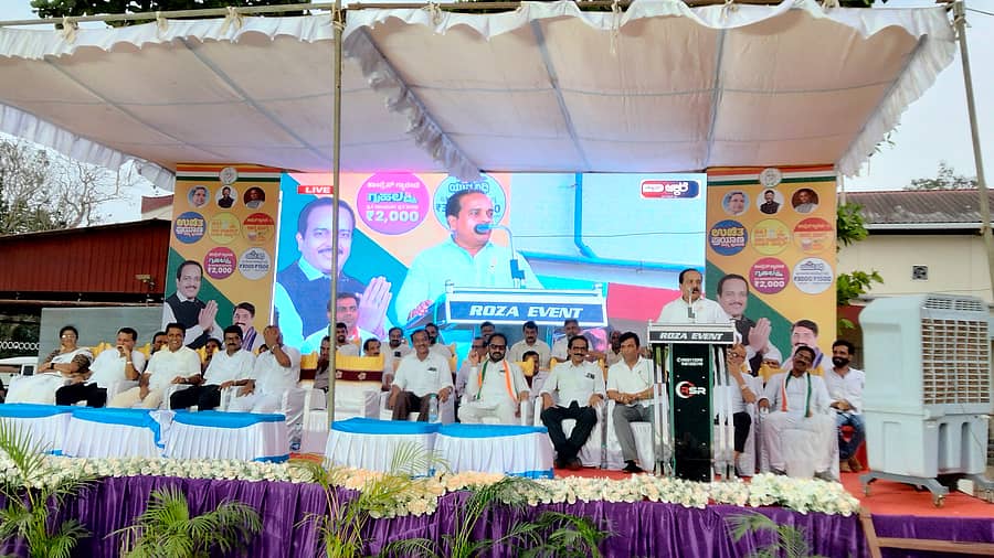 ಪುತ್ತೂರಿನ ಕಿಲ್ಲೆ ಮೈದಾನದಲ್ಲಿ ಮಂಗಳವಾರ ನಡೆದ ಕಾಂಗ್ರೆಸ್ ಸಮಾವೇಶದಲ್ಲಿ ಶಾಸಕ ಅಶೋಕ್ಕುಮಾರ್ ರೈ ಮಾತನಾಡಿದರು