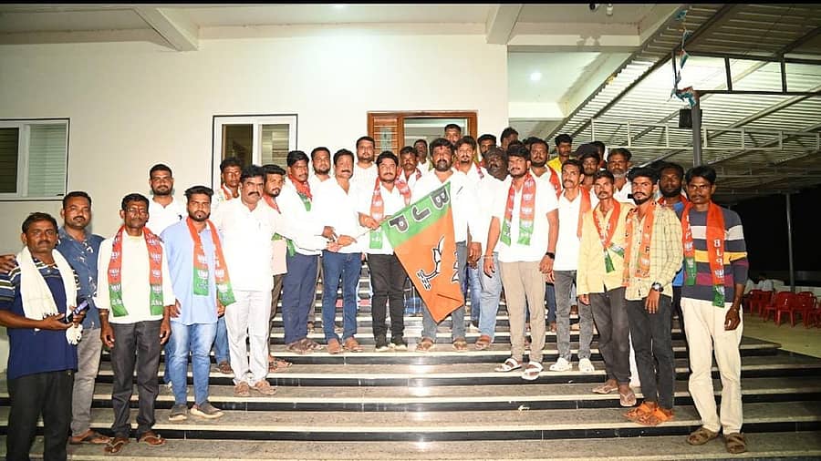 ಸುರಪುರದಲ್ಲಿ ಬುಧವಾರ ಆಮ್ ಆದ್ಮಿ ಪಕ್ಷದ ಮುಖಂಡರು ರಾಜೂಗೌಡ ಸಮ್ಮುಖದಲ್ಲಿ ಬಿಜೆಪಿ ಸೇರಿದರು