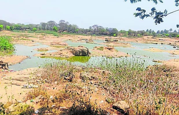 <div class="paragraphs"><p>ಚಿಂತಾಮಣಿಯ ಮಾಳಪ್ಪಲ್ಲಿಯ ಬರಿದಾಗಿರುವ ಕೆರೆ</p></div>