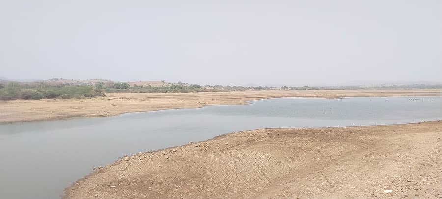 ಡಂಬಳ ಕೆರೆಯಲ್ಲಿ ನೀರು ಬತ್ತಿರುವುದು