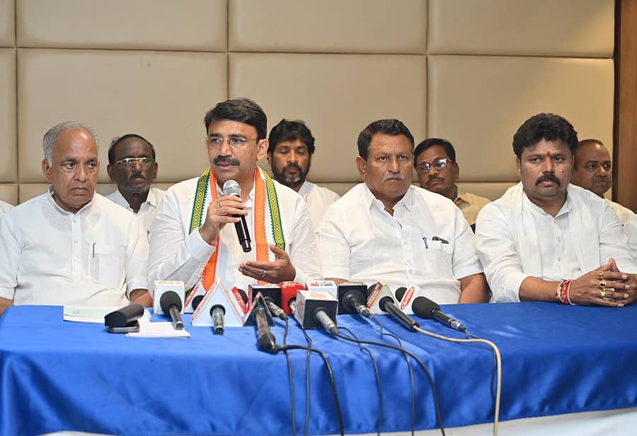 ರಾಯಚೂರಿನಲ್ಲಿ ಕರೆದಿದ್ದ ಮಾಧ್ಯಮ ಗೋಷ್ಠಿಯಲ್ಲಿ ರಾಯಚೂರು ಲೋಕಸಭಾ ಕ್ಷೇತ್ರದ ಕಾಂಗ್ರೆಸ್ ಅಭ್ಯರ್ಥಿ ಜಿ.ಕುಮಾರ ನಾಯಕ ಮಾತನಾಡಿದರು. ಸಚಿವ ಎನ್‌.ಎಸ್‌.ಬೋಸರಾಜು, ಬಸವರಾಜ ಪಾಟೀಲ ಇಟಗಿ, ಶಾಸಕ ಬಸನಗೌಡ ದದ್ದಲ್ ಹಾಜರಿದ್ದಾರೆ