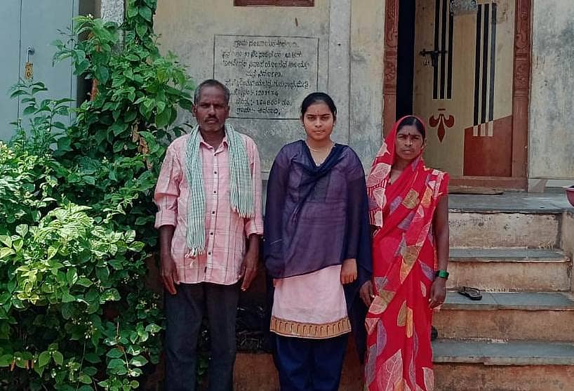 ತಂದೆ ಗುರುನಾಥ, ತಾಯಿ ಯಲ್ಲವ್ವ ಜೊತೆಗೆ ಲಕ್ಷ್ಮಿ