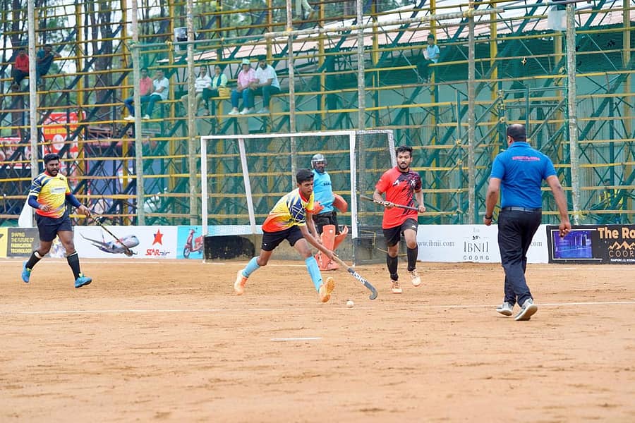 ಕುಂಡ್ಯೋಳಂಡ ಹಾಕಿ ಟೂರ್ನಿಯಲ್ಲಿ ಶನಿವಾರ ಮಾತ್ರಂಡ ಮತ್ತು ಕೊಟ್ಟಂಗಡ ತಂಡಗಳ ಆಟಗಾರರು ಚೆಂಡಿನ ಮೇಲೆ ನಿಯಂತ್ರಣಕ್ಕಾಗಿ ಪೈಪೋಟಿ ನಡೆಸಿದ ಕ್ಷಣ