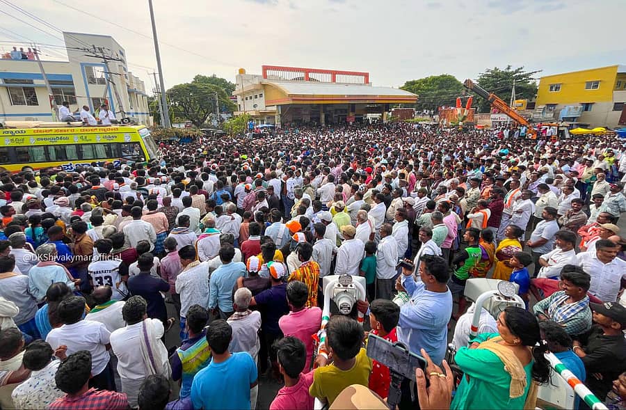 ಕನಕಪುರ ತಾಲ್ಲೂಕಿನ ದೊಡ್ಡ ಆಲಹಳ್ಳಿ ಬುಧವಾರ ಉಪ ಮುಖ್ಯಮಂತ್ರಿ ಡಿ.ಕೆ. ಶಿವಕುಮಾರ್ ಕೈಗೊಂಡ ಬಹಿರಂಗ ಪ್ರಚಾರದಲ್ಲಿ ಪಾಲ್ಗೊಂಡಿದ್ದ ಜನಸ್ತೋಮ
