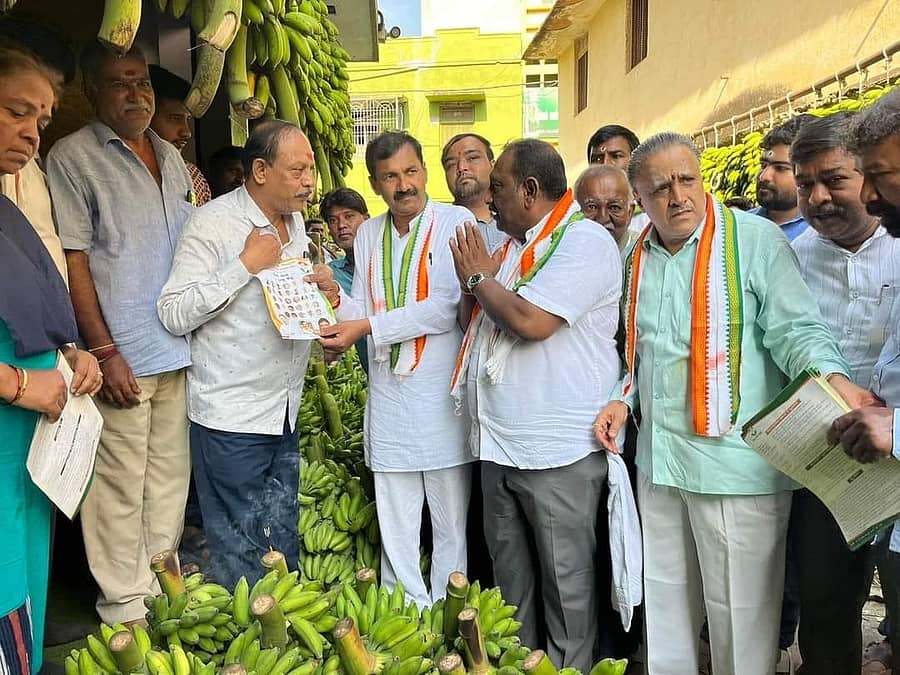 ಮೈಸೂರು–ಕೊಡಗು ಲೋಕಸಭಾ ಕ್ಷೇತ್ರದ ಕಾಂಗ್ರೆಸ್ ಅಭ್ಯರ್ಥಿ ಎಂ.ಲಕ್ಷ್ಮಣ ಅವರು ಶಾಸಕ ಕೆ.ಹರೀಶ್ಗೌಡ ಜತೆ ದೇವರಾಜ ಮಾರುಕಟ್ಟೆಯಲ್ಲಿ ಶುಕ್ರವಾರ ಮತ ಯಾಚಿಸಿದರು