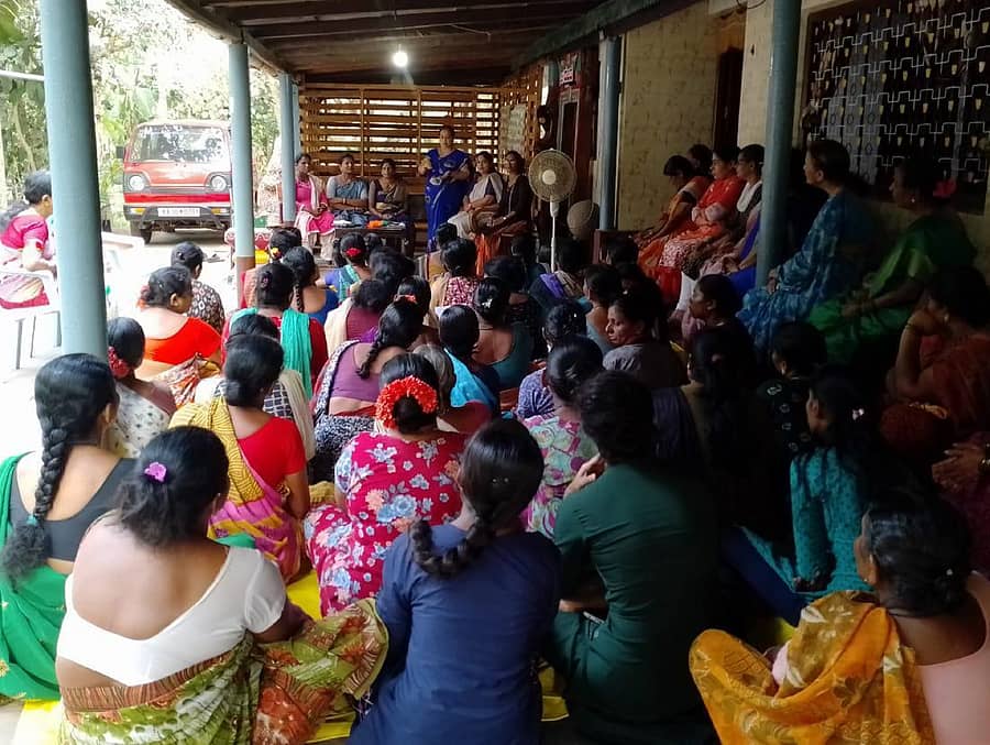 ಶಿರಸಿಯ ಗ್ರಾಮೀಣ ಭಾಗದಲ್ಲಿ ರಾಷ್ಟ್ರೀಯ ಪಕ್ಷದ ಮಹಿಳಾ ಪದಾಧಿಕಾರಿಗಳು ಮಹಿಳಾ ಮತದಾರರ ಸಭೆ ನಡೆಸುತ್ತಿರುವುದು