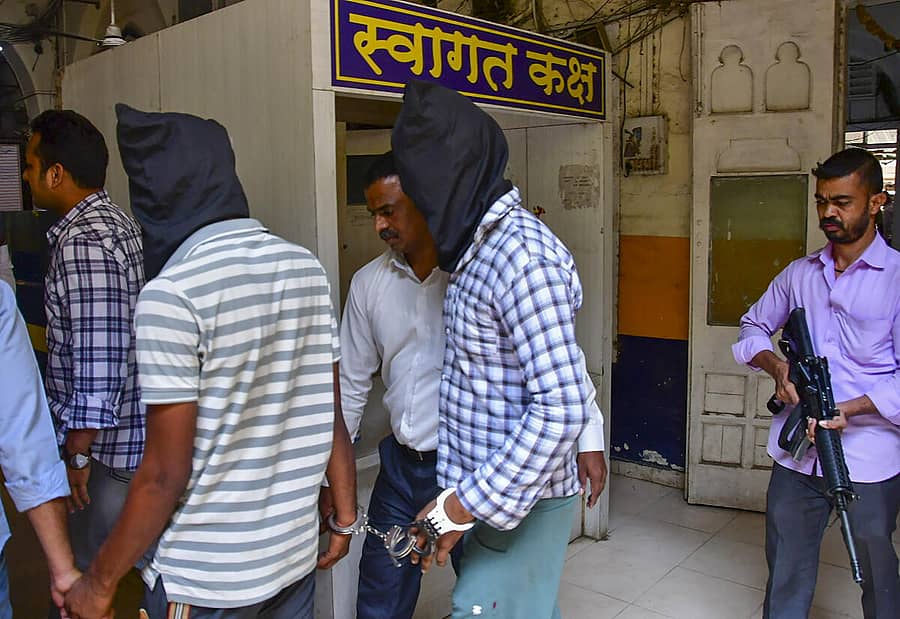 <div class="paragraphs"><p>ಸಲ್ಮಾನ್ ಖಾನ್ ನಿವಾಸದ ಹೊರಗೆ ನಡೆದಿದ್ದ ಗುಂಡಿನ ದಾಳಿ ಪ್ರಕರಣದ ಆರೋಪಿಗಳನ್ನು ಪೊಲೀಸರು ನ್ಯಾಯಾಲಯಕ್ಕೆ ಹಾಜರುಪಡಿಸಿದರು.</p></div>