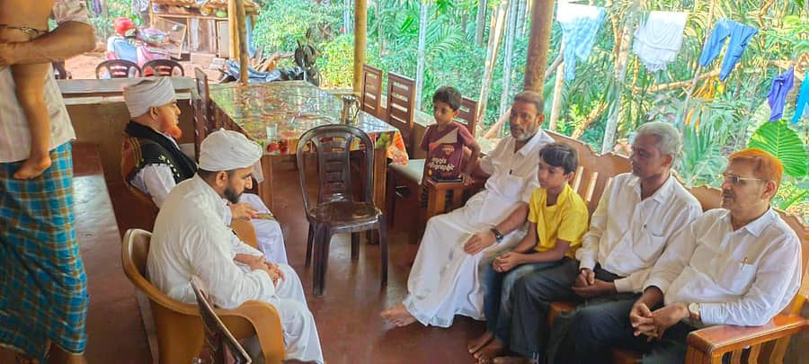 ವಿಟ್ಲ ಜಮಾತ್ ಅಧ್ಯಕ್ಷ ಆಶ್ರಫ್ ಮೊಹಮ್ಮದ್ ಪೊನ್ನೋಟು ಮತ್ತಿತರರು ಕುಟುಂಬ ಸದಸ್ಯರಿಗೆ ಸಾಂತ್ವನ ಹೇಳಿದರು