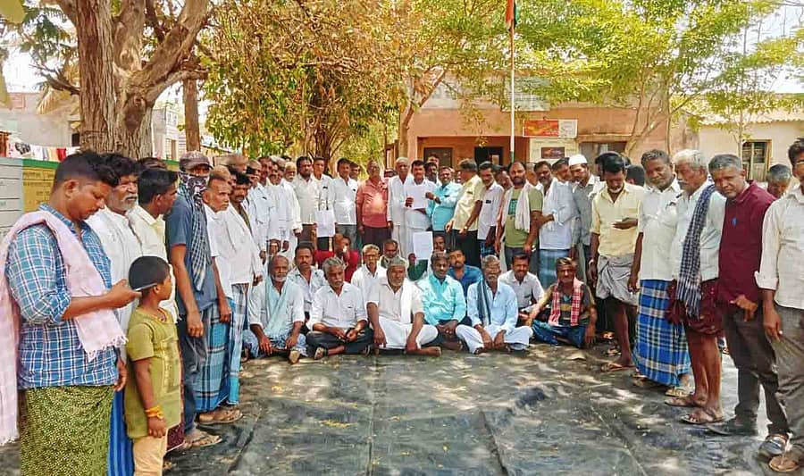 ಹಿರಿಯೂರು ತಾಲ್ಲೂಕಿನ ಹುಲುಗಲಕುಂಟೆ ಗ್ರಾಮದಲ್ಲಿ ಭಾನುವಾರ ಉಡುವಳ್ಳಿ ಕೆರೆಗೆ ನೀರು ಹರಿಸುವ ಬಗ್ಗೆ ಸರ್ಕಾರದ ಗಮನ ಸೆಳೆಯಲು ಹಮ್ಮಿಕೊಂಡಿದ್ದ ಸಭೆಯಲ್ಲಿ ಪಾಲ್ಗೊಂಡಿದ್ದ ಅಚ್ಚುಕಟ್ಟು ರೈತರು.