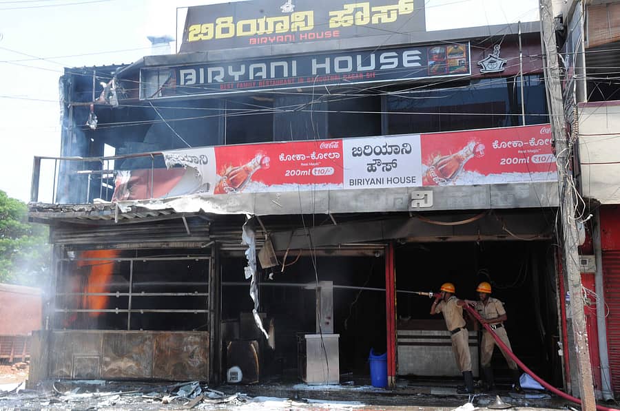ತುಮಕೂರಿನ ‘ಬಿರಿಯಾನಿ ಹೌಸ್’ ಮಳಿಗೆಯಲ್ಲಿ ಗುರುವಾರ ಅಗ್ನಿ ಶಾಮಕ ದಳದ ಸಿಬ್ಬಂದಿ ಬೆಂಕಿ ನಂದಿಸಿದರು