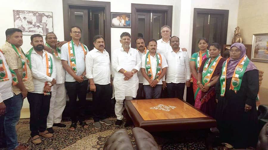 ಚನ್ನಪಟ್ಟಣ ನಗರಸಭೆಯ 9 ಮಂದಿ ಜೆಡಿಎಸ್ ಸದಸ್ಯರು ಹಾಗೂ ಒಬ್ಬರು ಪಕ್ಷೇತರ ಸದಸ್ಯೆ ಉಪಮುಖ್ಯಮಂತ್ರಿ ಡಿ.ಕೆ. ಶಿವಕುಮಾರ್ ಅವರ ನಿವಾಸದಲ್ಲಿ ಕಾಂಗ್ರೆಸ್ ಗೆ ಸೇರ್ಪಡೆಯಾದರು. ವಿಧಾನ ಪರಿಷತ್ ಸದಸ್ಯ ಪುಟ್ಟಣ್ಣ, ಬೆಂಗಳೂರು ಮೈಸೂರು ಇನ್ ಪ್ರಾಸ್ಟ್ರಕ್ಚರ್ ಕಾರಿಡಾರ್ ಅಧ್ಯಕ್ಷ ರಘುನಂದನ್ ರಾಮಣ್ಣ ಹಾಜರಿದ್ದರು