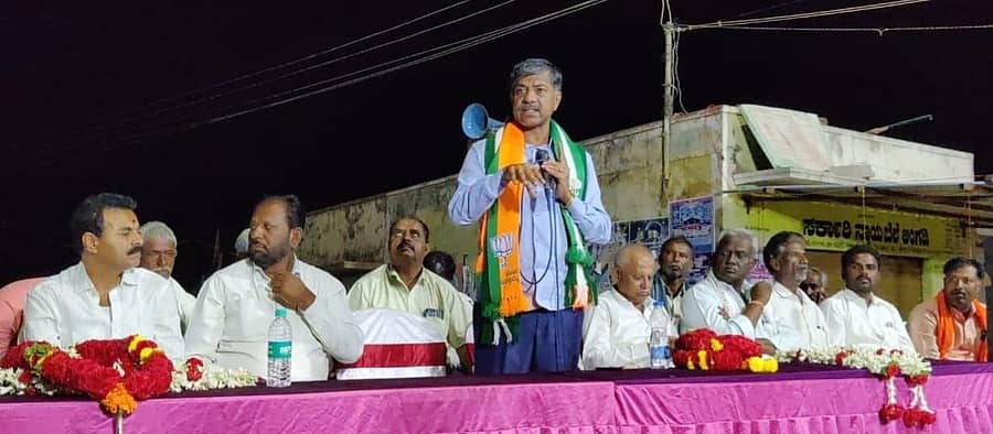 ಚಿನ್ನಸಂದ್ರ ಗ್ರಾಮದಲ್ಲಿ ನಡೆದ ಮೈತ್ರಿ ಅಭ್ಯರ್ಥಿ ಪ್ರಚಾರ ಸಭೆಯಲ್ಲಿ ಮಾಜಿ ಶಾಸಕ ಎಂ.ಕೃಷ್ಣಾರೆಡ್ಡಿ ಮಾತನಾಡಿದರು