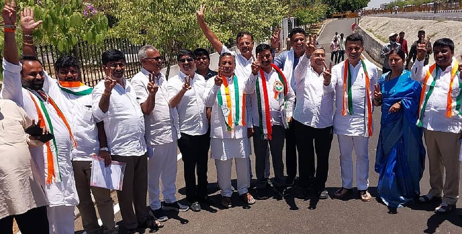 ಕೋಲಾರದಲ್ಲಿ ಕಾಂಗ್ರೆಸ್ ಅಭ್ಯರ್ಥಿ ಕೆ.ವಿ.ಗೌತಮ್ ನಾಮಪತ್ರ ಸಲ್ಲಿಸಿದ ಬಳಿಕ ಸಚಿವ ಕೆ.ಎಚ್.ಮುನಿಯಪ್ಪ ಜೊತೆ ಬೈರತಿ ಸುರೇಶ್, ಡಾ.ಎಂ.ಸಿ.ಸುಧಾಕರ್, ನಸೀರ್ ಅಹ್ಮದ್, ಕೆ.ವೈ.ನಂಜೇಗೌಡ, ಕೊತ್ತೂರು ಮಂಜುನಾಥ್, ರೂಪಕಲಾ ಎಂ.ಶಶಿಧರ್, ಎಂ.ಎಲ್.ಅನಿಲ್ ಕುಮಾರ್, ಸಿ.ಲಕ್ಷ್ಮಿನಾರಾಯಣ, ಅಭಿಷೇಕ್ ದತ್ತ, ಆದಿನಾರಾಯಣ, ರಾಜೀವ್ ಗೌಡ ಗೆಲುವಿನ ಚಿಹ್ನೆ ತೋರಿಸಿದರು