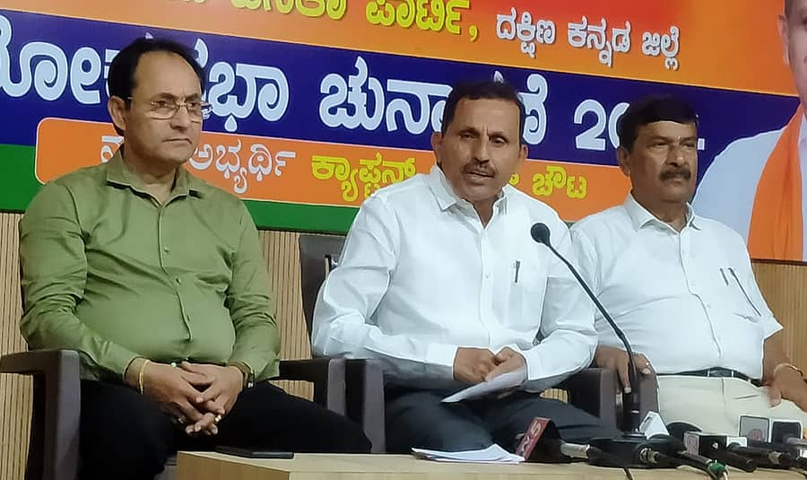 ಸುದ್ದಿಗೋಷ್ಠಿಯಲ್ಲಿ ಹರಿಕೃಷ್ಣ ಬಂಟ್ವಾಳ್ ಮಾತನಾಡಿದರು. ರಾಜಗೋಪಾಲ ರೈ ಹಾಗೂ ನಿತಿನ್ ಕುಮಾರ್ ಭಾಗವಹಿಸಿದ್ದರು