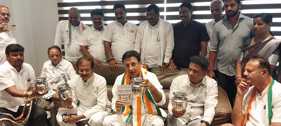 ಕೋಲಾರದಲ್ಲಿ ಶನಿವಾರ ಪತ್ರಿಕಾಗೋಷ್ಠಿಯಲ್ಲಿ ರಾಜ್ಯ ಕಾಂಗ್ರೆಸ್‌ ಉಸ್ತುವಾರಿ ರಣದೀಪ್‌ ಸಿಂಗ್‌ ಸುರ್ಜೇವಾಲಾ ಖಾಲಿ ಚೊಂಬು ತೋರಿಸಿದರು. ಡಾ.ಎಂ.ಸಿ.ಸುಧಾಕರ್‌, ವಿ.ಆರ್‌.ಸುದರ್ಶನ್‌, ಕೊತ್ತೂರು ಮಂಜುನಾಥ್‌, ಎಂ.ಎಲ್‌.ಅನಿಲ್‌ ಕುಮಾರ್‌, ಸಿ.ಲಕ್ಷ್ಮಿನಾರಾಯಣ, ನಂದಿನಿ ಪ್ರವೀಣ್‌, ಕೆ.ಜಯದೇವ್‌, ಓಬಿಸಿ ಮಂಜುನಾಥ್‌ ಪಾಲ್ಗೊಂಡಿದ್ದರು