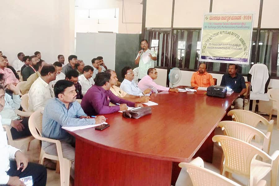 ಗುರುಮಠಕಲ್ ಪಟ್ಟಣದ ಸಹಾಯಕ ಚುನಾವಣಾಧಿಕಾರಿ ಕಾರ್ಯಾಲಯದಲ್ಲಿ ಮನೆಯಿಂದ ಮತ ಸಂಗ್ರಹಿಸುವ ನಿಯೋಜಿತ ತಂಡಗಳಿಗೆ ತರಬೇತಿ ನೀಡಲಾಯಿತು